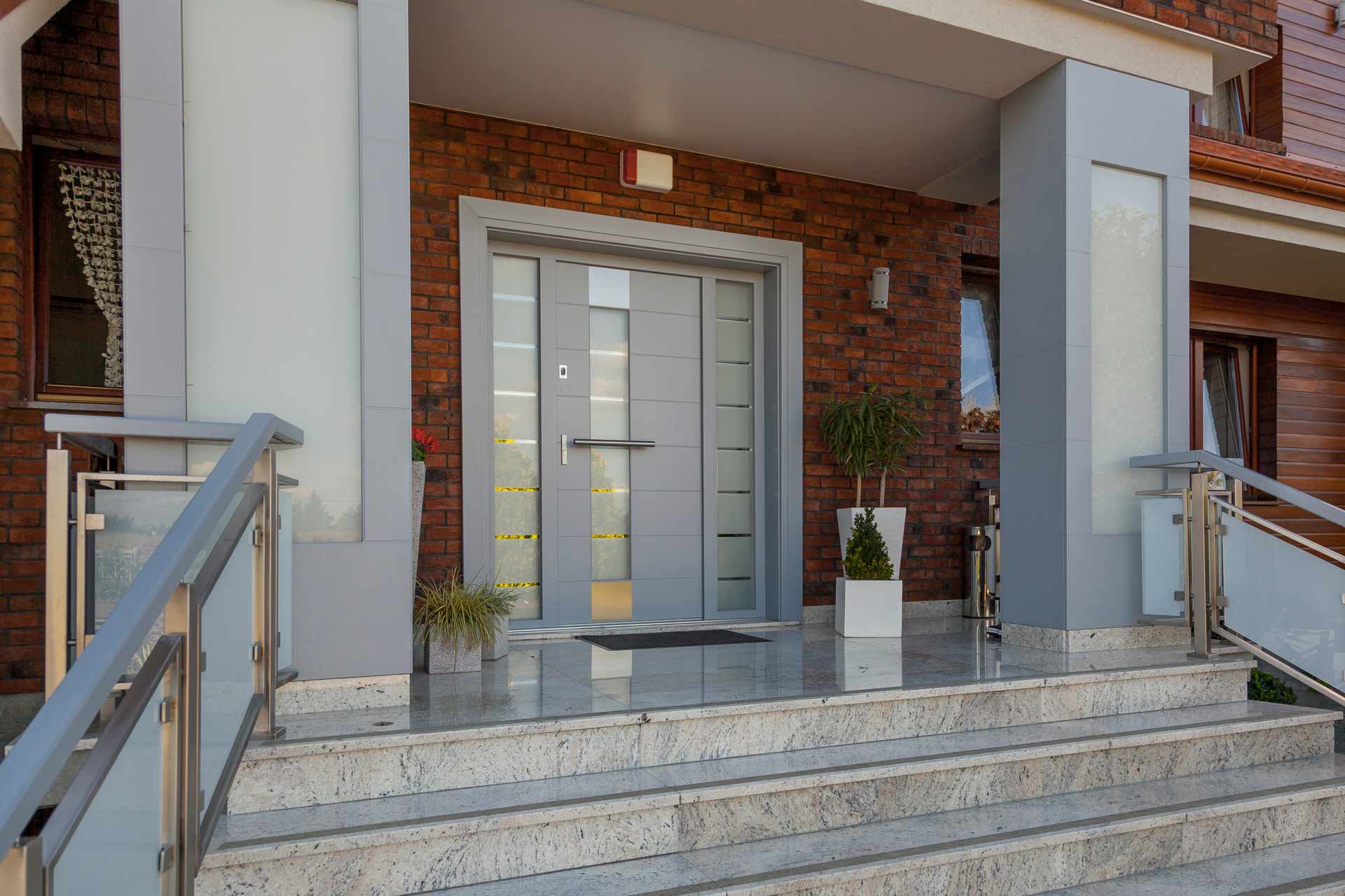 Nie tylko białe - szare, niebieskie, zielone drzwi wejściowe